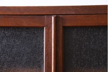 レトロ家具　昭和期　ラワン材　レトロモダンな扉の二段キャビネット(収納棚、食器棚)