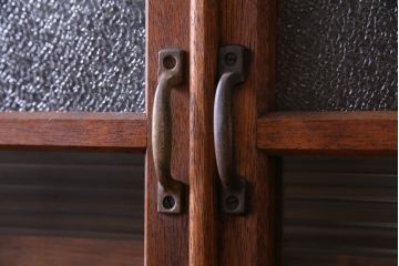 レトロ家具　昭和期　ラワン材　レトロモダンな扉の二段キャビネット(収納棚、食器棚)