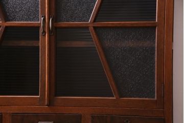レトロ家具　昭和期　ラワン材　レトロモダンな扉の二段キャビネット(収納棚、食器棚)