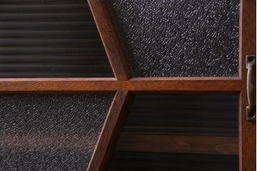 レトロ家具　昭和期　ラワン材　レトロモダンな扉の二段キャビネット(収納棚、食器棚)