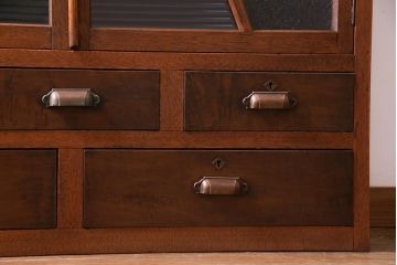 レトロ家具　昭和期　ラワン材　レトロモダンな扉の二段キャビネット(収納棚、食器棚)