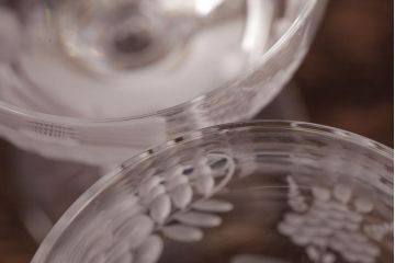 中古　MEISSEN(マイセン)　ブルーオニオン　グラヴィール彫刻が目を引くペアゴブレット(グラス)