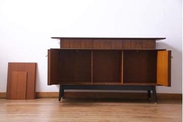 ヴィンテージ家具　北欧ビンテージ　G-PLAN　BBシリーズ　引き手がおしゃれな雰囲気を高めるサイドボード(リビングボード、収納棚)(1)