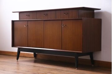 ヴィンテージ家具　北欧ビンテージ　G-PLAN　BBシリーズ　引き手がおしゃれな雰囲気を高めるサイドボード(リビングボード、収納棚)(1)