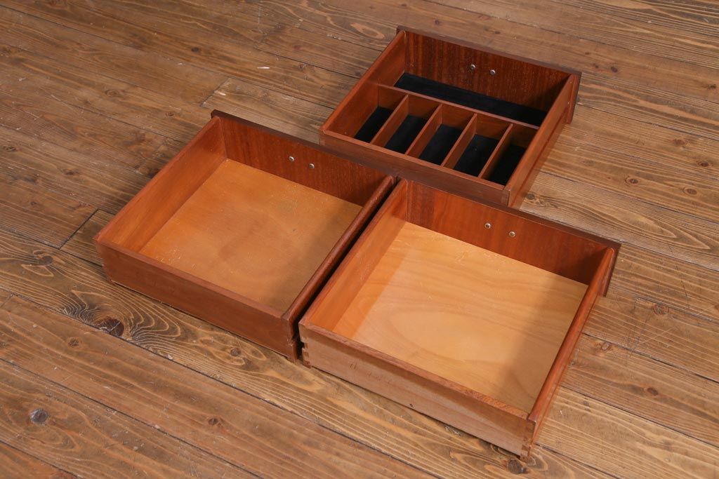 ヴィンテージ家具　北欧ビンテージ　G-PLAN　BBシリーズ　引き手がおしゃれな雰囲気を高めるサイドボード(リビングボード、収納棚)(1)