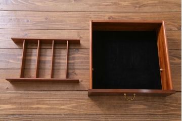 ヴィンテージ家具　北欧ビンテージ　G-PLAN　BBシリーズ　引き手がおしゃれな雰囲気を高めるサイドボード(リビングボード、収納棚)(1)