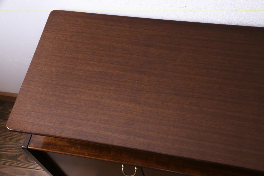 ヴィンテージ家具　北欧ビンテージ　G-PLAN　BBシリーズ　引き手がおしゃれな雰囲気を高めるサイドボード(リビングボード、収納棚)(1)