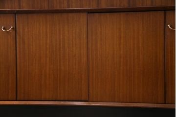 ヴィンテージ家具　北欧ビンテージ　G-PLAN　BBシリーズ　引き手がおしゃれな雰囲気を高めるサイドボード(リビングボード、収納棚)(1)