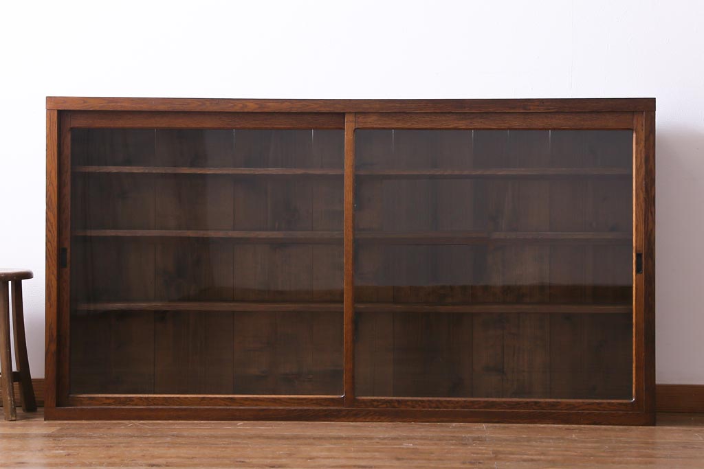 レトロ家具　和製アンティーク　大正昭和初期　前面ナラ材　レトロな佇まいが味わい深い薄型のガラス収納棚(戸棚、サイドボード)