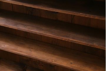 レトロ家具　和製アンティーク　大正昭和初期　前面ナラ材　レトロな佇まいが味わい深い薄型のガラス収納棚(戸棚、サイドボード)