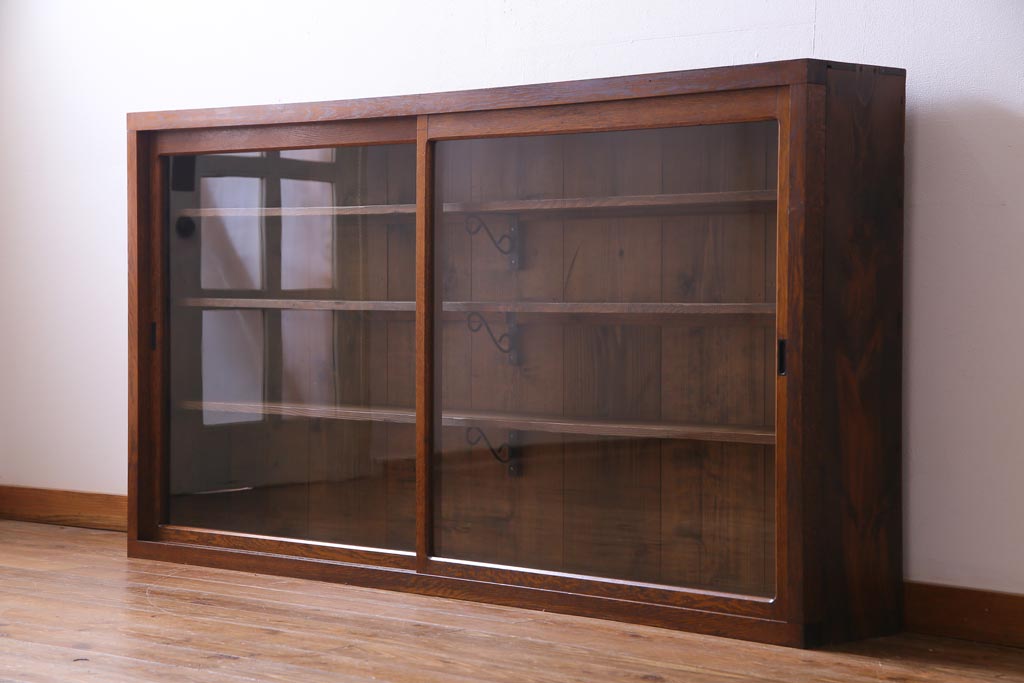 レトロ家具　和製アンティーク　大正昭和初期　前面ナラ材　レトロな佇まいが味わい深い薄型のガラス収納棚(戸棚、サイドボード)