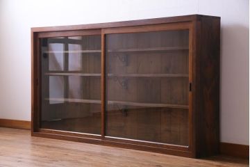 レトロ家具　和製アンティーク　大正昭和初期　前面ナラ材　レトロな佇まいが味わい深い薄型のガラス収納棚(戸棚、サイドボード)