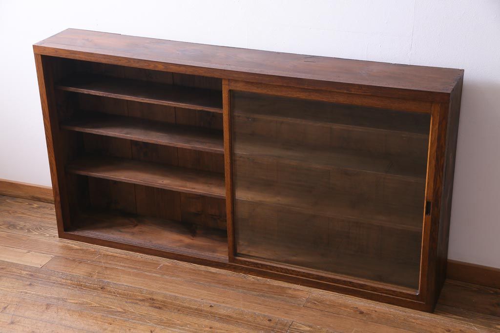 レトロ家具　和製アンティーク　大正昭和初期　前面ナラ材　レトロな佇まいが味わい深い薄型のガラス収納棚(戸棚、サイドボード)