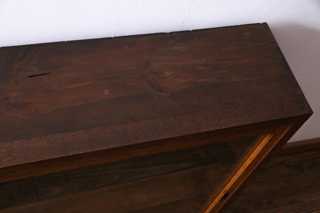 レトロ家具　和製アンティーク　大正昭和初期　前面ナラ材　レトロな佇まいが味わい深い薄型のガラス収納棚(戸棚、サイドボード)