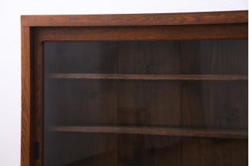 レトロ家具　和製アンティーク　大正昭和初期　前面ナラ材　レトロな佇まいが味わい深い薄型のガラス収納棚(戸棚、サイドボード)