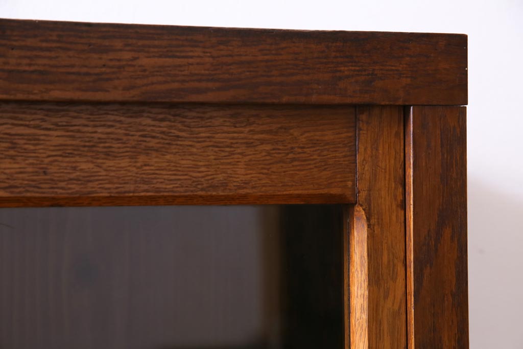 レトロ家具　和製アンティーク　大正昭和初期　前面ナラ材　レトロな佇まいが味わい深い薄型のガラス収納棚(戸棚、サイドボード)