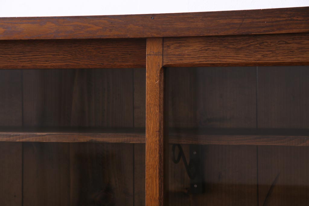 レトロ家具　和製アンティーク　大正昭和初期　前面ナラ材　レトロな佇まいが味わい深い薄型のガラス収納棚(戸棚、サイドボード)