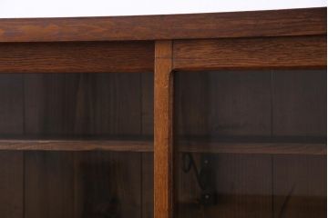 レトロ家具　和製アンティーク　大正昭和初期　前面ナラ材　レトロな佇まいが味わい深い薄型のガラス収納棚(戸棚、サイドボード)