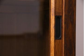 レトロ家具　和製アンティーク　大正昭和初期　前面ナラ材　レトロな佇まいが味わい深い薄型のガラス収納棚(戸棚、サイドボード)