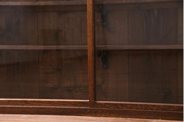 レトロ家具　和製アンティーク　大正昭和初期　前面ナラ材　レトロな佇まいが味わい深い薄型のガラス収納棚(戸棚、サイドボード)