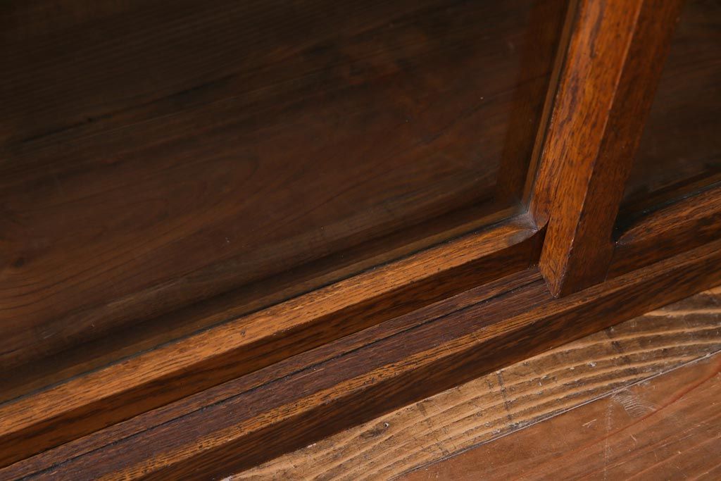 レトロ家具　和製アンティーク　大正昭和初期　前面ナラ材　レトロな佇まいが味わい深い薄型のガラス収納棚(戸棚、サイドボード)