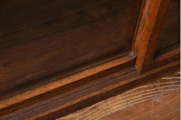 レトロ家具　和製アンティーク　大正昭和初期　前面ナラ材　レトロな佇まいが味わい深い薄型のガラス収納棚(戸棚、サイドボード)