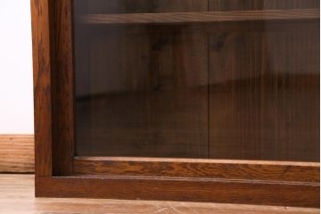 レトロ家具　和製アンティーク　大正昭和初期　前面ナラ材　レトロな佇まいが味わい深い薄型のガラス収納棚(戸棚、サイドボード)