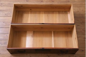 アンティーク家具　和製アンティーク　前面・供縁ケヤキ材　上品な印象あたえる脚付き仙台箪笥ローボード(衣装箪笥、引き出し、チェスト)