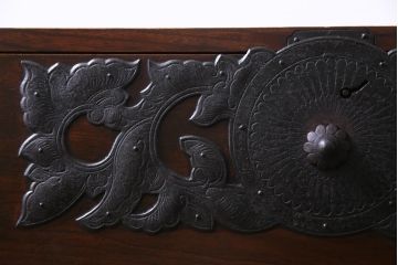 アンティーク家具　和製アンティーク　前面・供縁ケヤキ材　上品な印象あたえる脚付き仙台箪笥ローボード(衣装箪笥、引き出し、チェスト)
