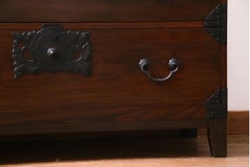 アンティーク家具　和製アンティーク　前面・供縁ケヤキ材　上品な印象あたえる脚付き仙台箪笥ローボード(衣装箪笥、引き出し、チェスト)