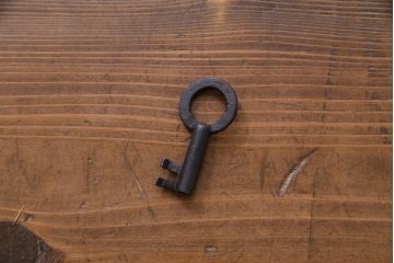 アンティーク家具　和製アンティーク　前面・供縁ケヤキ材　上品な印象あたえる脚付き仙台箪笥ローボード(衣装箪笥、引き出し、チェスト)
