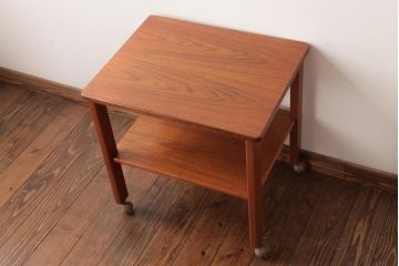 ヴィンテージ家具　イギリスビンテージ　チーク材　レトロな雰囲気漂うシンプルなワゴン(トロリー)