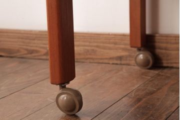 ヴィンテージ家具　イギリスビンテージ　チーク材　レトロな雰囲気漂うシンプルなワゴン(トロリー)