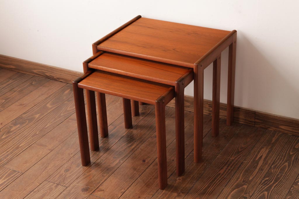 ヴィンテージ家具　北欧ビンテージ　チーク材の褐色が温もり溢れるネストテーブル(サイドテーブル)