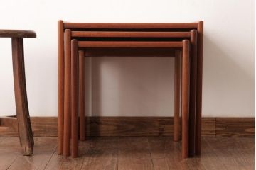 ヴィンテージ家具　北欧ビンテージ　チーク材の褐色が温もり溢れるネストテーブル(サイドテーブル)