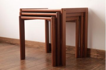 ヴィンテージ家具　北欧ビンテージ　チーク材の褐色が温もり溢れるネストテーブル(サイドテーブル)