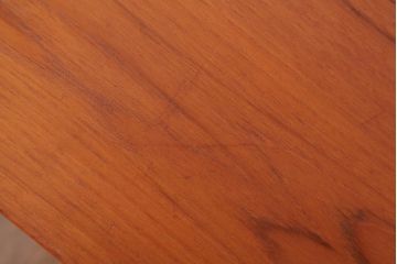 ヴィンテージ家具　北欧ビンテージ　チーク材の褐色が温もり溢れるネストテーブル(サイドテーブル)