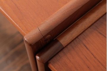 ヴィンテージ家具　北欧ビンテージ　チーク材の褐色が温もり溢れるネストテーブル(サイドテーブル)