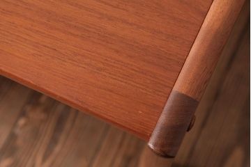 ヴィンテージ家具　北欧ビンテージ　チーク材の褐色が温もり溢れるネストテーブル(サイドテーブル)