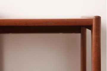 ヴィンテージ家具　北欧ビンテージ　チーク材の褐色が温もり溢れるネストテーブル(サイドテーブル)