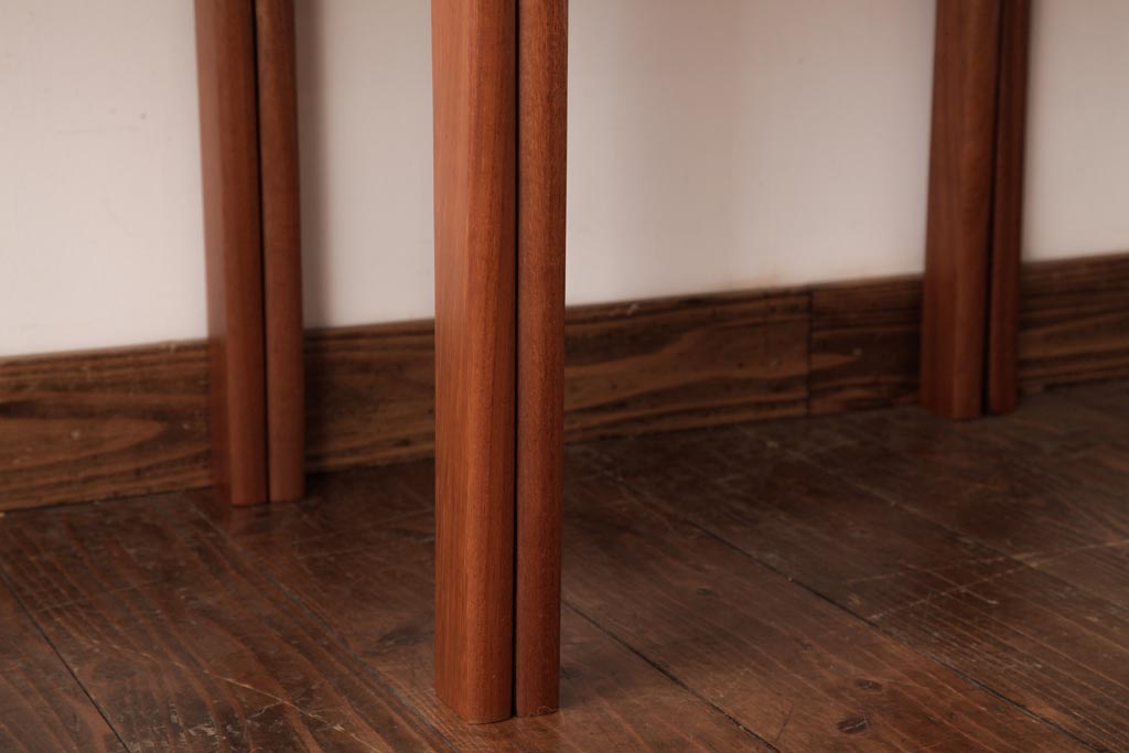 ヴィンテージ家具　北欧ビンテージ　チーク材の褐色が温もり溢れるネストテーブル(サイドテーブル)