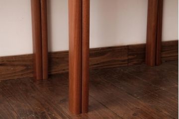 ヴィンテージ家具　北欧ビンテージ　チーク材の褐色が温もり溢れるネストテーブル(サイドテーブル)