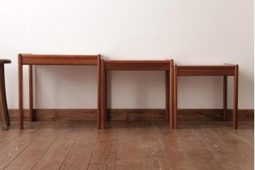 ヴィンテージ家具　北欧ビンテージ　チーク材の褐色が温もり溢れるネストテーブル(サイドテーブル)