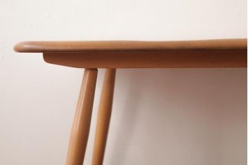 ヴィンテージ家具　イギリスビンテージ　ERCOL(アーコール)　ニレ材　ナチュラルな色味のコーヒーテーブル(センターテーブル)
