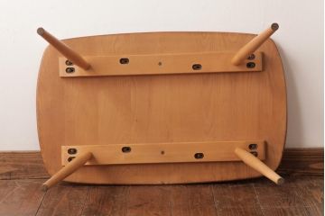 ヴィンテージ家具　イギリスビンテージ　ERCOL(アーコール)　ニレ材　ナチュラルな色味のコーヒーテーブル(センターテーブル)