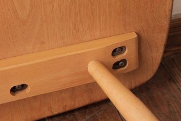 ヴィンテージ家具　イギリスビンテージ　ERCOL(アーコール)　ニレ材　ナチュラルな色味のコーヒーテーブル(センターテーブル)