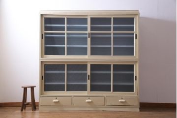 ペイント家具　ナラ材　ふんわりとした色合いの大振りな重ね戸棚(収納棚、食器棚)