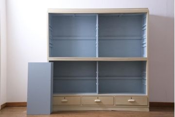 ペイント家具　ナラ材　ふんわりとした色合いの大振りな重ね戸棚(収納棚、食器棚)