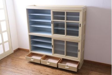 ペイント家具　ナラ材　ふんわりとした色合いの大振りな重ね戸棚(収納棚、食器棚)