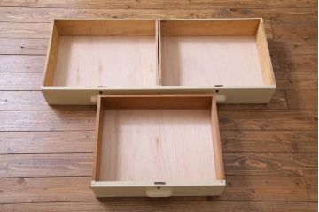 ペイント家具　ナラ材　ふんわりとした色合いの大振りな重ね戸棚(収納棚、食器棚)